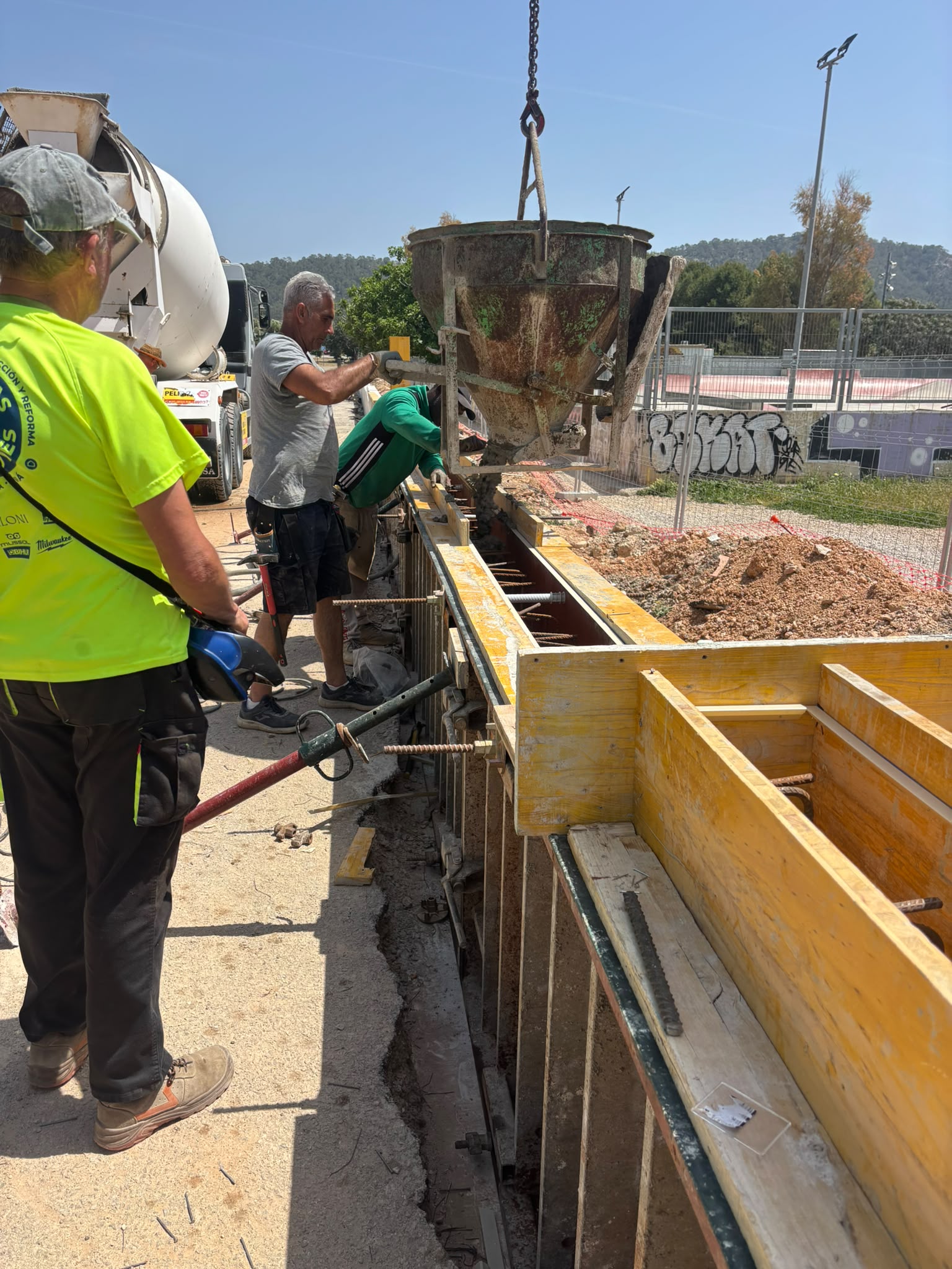 Equipo de J&A vertiendo hormigón con cubilote