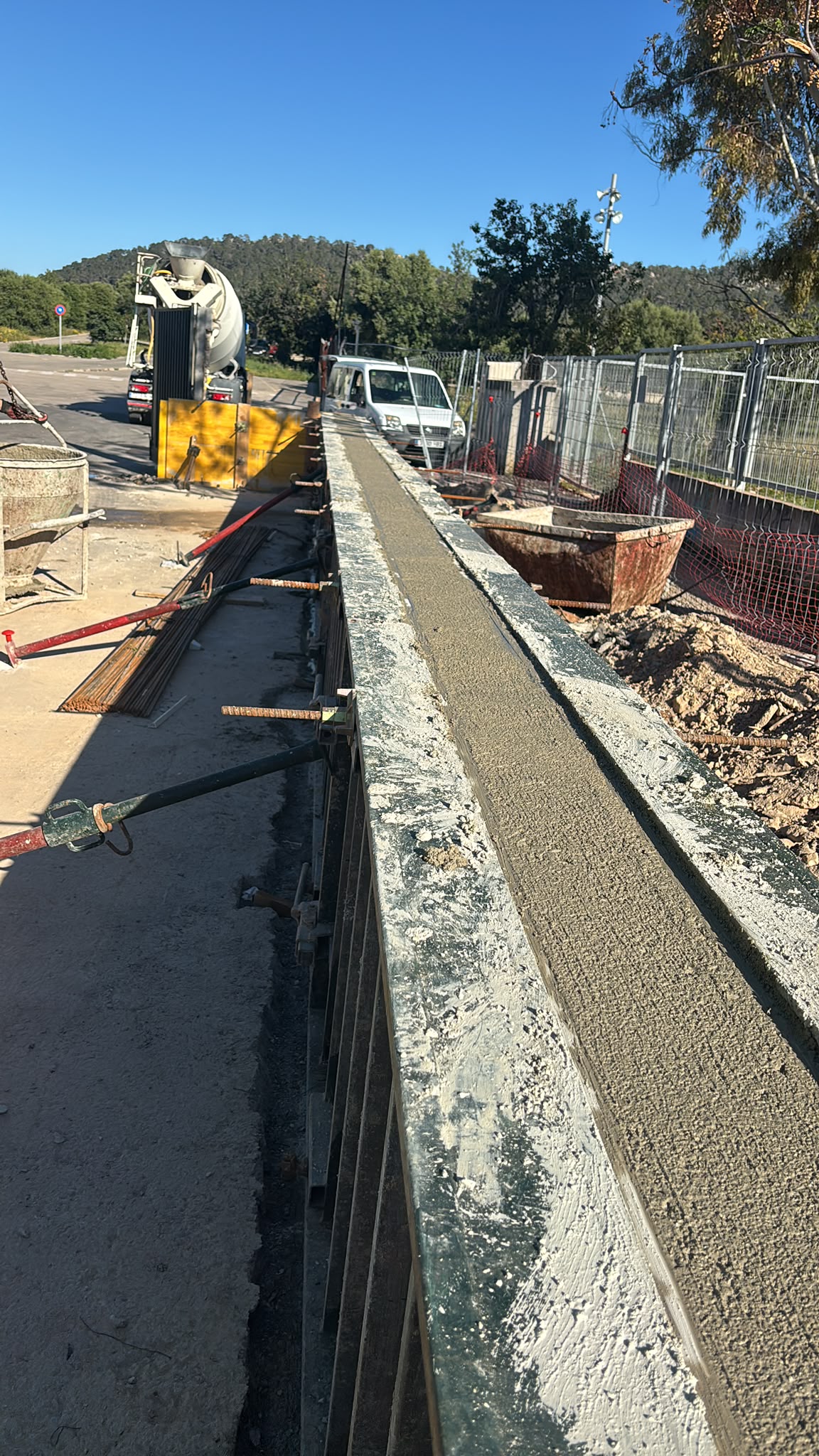 Muro de hormigón encofrado recién terminado, vista longitudinal