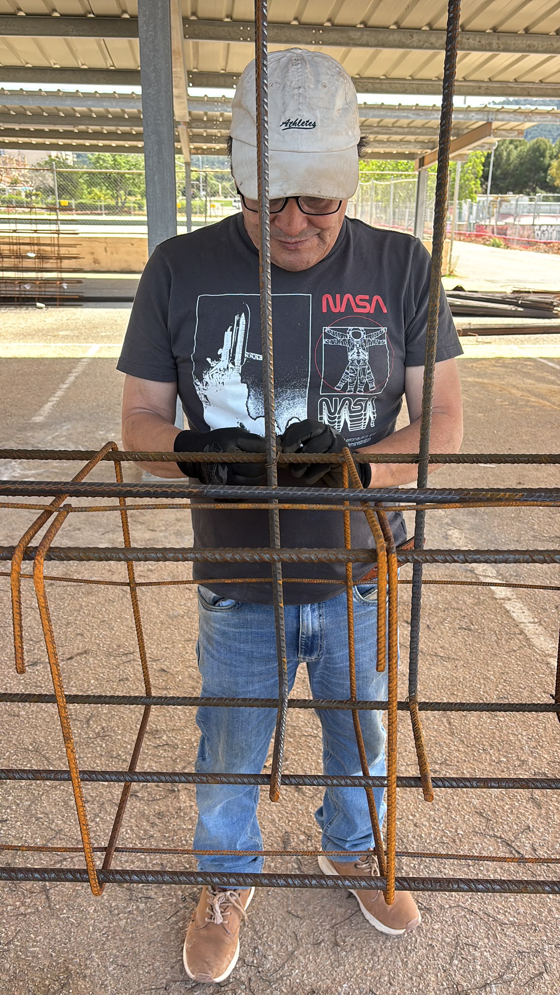 Trabajador de J&A preparando una jaula de ferralla en obra