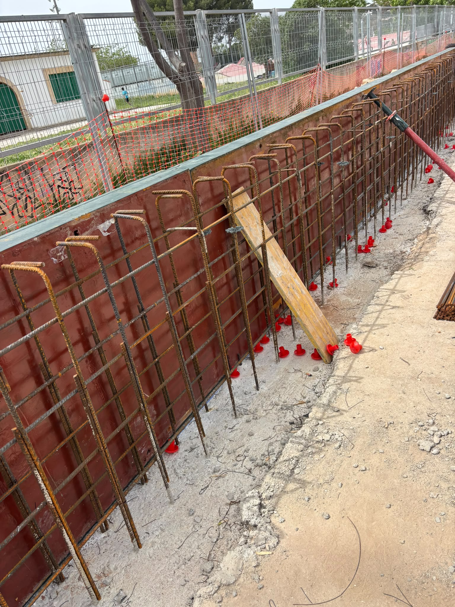 Muro con armadura de ferralla y esperas para la siguiente fase
