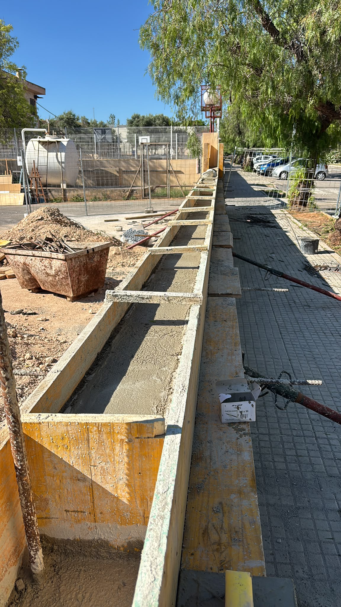 Muro de hormigón encofrado en obra, vista longitudinal