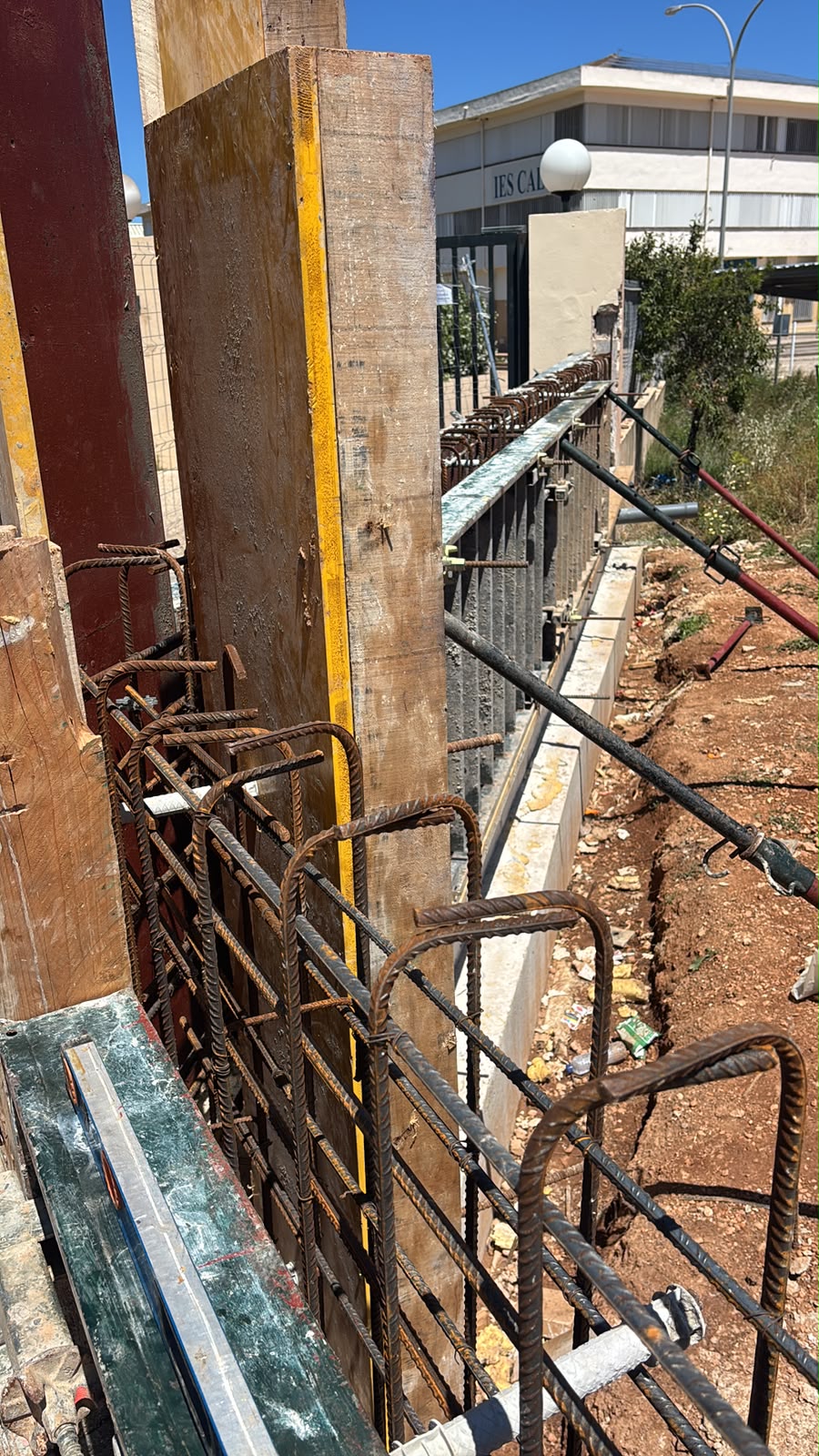 Detalle de encofrado de madera con armadura de pilar