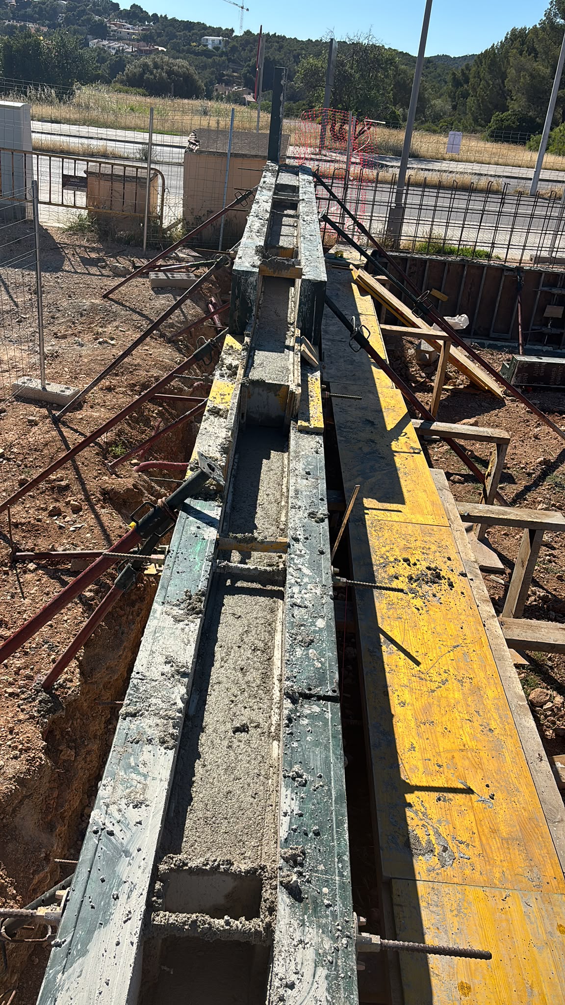 Encofrado de viga de hormigón en obra